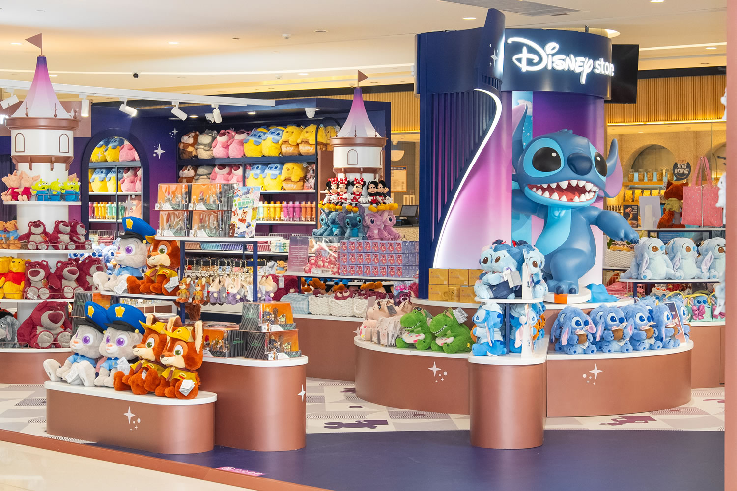 潮玩IP引爆暑期消费热情  迪士尼商店三亚首家快闪店落地中免集团旗下三亚国际免税城